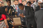Барак Обама приветствует жену президента Индии во время военного парада в честь Дня республики в Нью-Дели