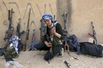 Военнослужащая курдской армии проверяет свое оружие возле Рас Аль-Айн в провинции Хасаке