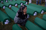 Гробы с опознанными жертвами резни в Сребренице