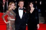 Леа Сейду, Дэниэл Крэйг и Моника Беллуччи на премьере фильма «007: Спектр» в Лондоне