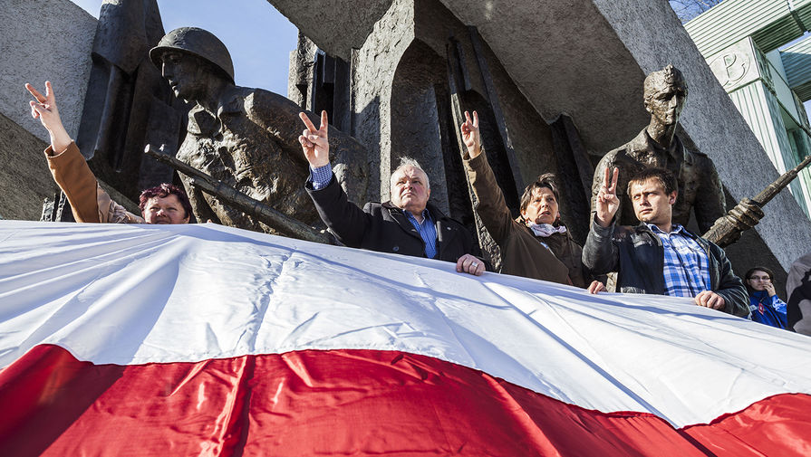 Шествие в память жертв Катыни в Варшаве