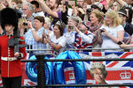 Зрители парада выноса знамен в честь 90-летнего юбилея королевы Елизаветы II в Лондоне 