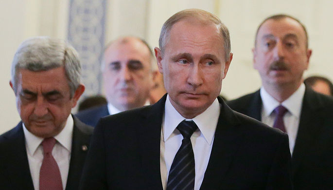 Президент РФ Владимир Путин, президент Армении Серж Саргсян (слева на втором плане) и президент...