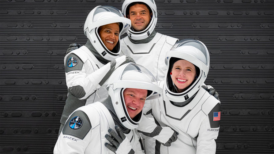 На фотографии экипажа SpaceX нашли тайное послание