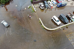Люди на машинах на федеральной трассе «Амур», подтопленной в результате разлива рек, 30 июля 2022 года