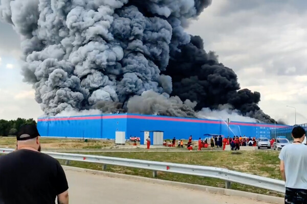 Пожар на&nbsp;складе компании Ozon в&nbsp;районе Новорижского шоссе в&nbsp;селе Петровское в&nbsp;городском округе Истра, 3&nbsp;августа 2022&nbsp;года