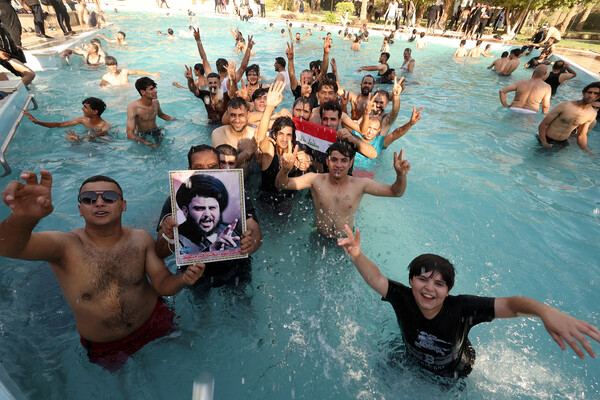 Протестующие с&nbsp;портретом Муктады ас-Садра в&nbsp;бассейне на&nbsp;территории Республиканского дворца в&nbsp;Багдаде, Ирак, 29&nbsp;августа 2022&nbsp;года
