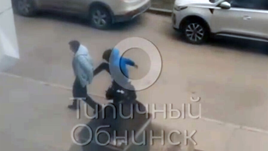 Российский школьник напал на пенсионерку, оплевал ее и перевернул мусорный бак