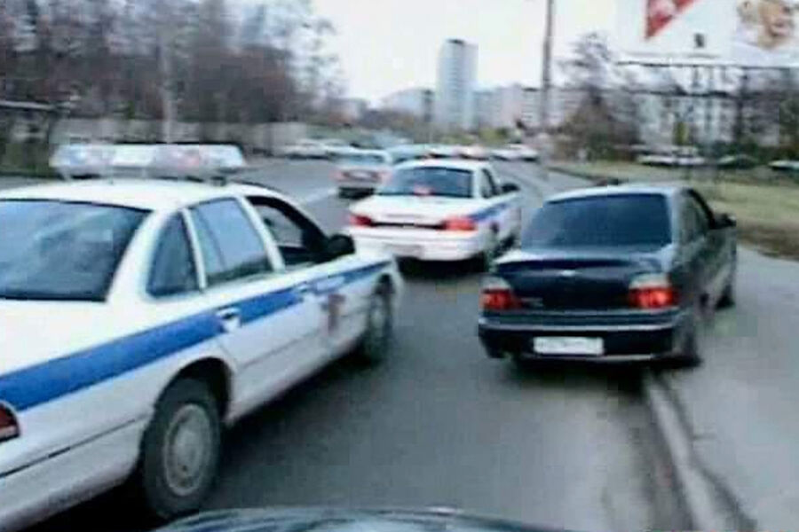 <b>&laquo;Перехват&raquo; (1997&ndash;1998)</b>
<br><br>
Шоу, явно вдохновленное американскими телепогонями за&nbsp;преступниками, было первым в&nbsp;истории отечественным проектом, официально проданным за&nbsp;границу по&nbsp;лицензии. Главным действующим лицом каждого выпуска становился водитель-&laquo;угонщик&raquo; (хотя единожды в&nbsp;этом качестве выступил угонщик уже настоящий), который должен был не попасться преследователям &mdash; экипажам ДПС &mdash; в&nbsp;течение 30&nbsp;минут. Участниками &laquo;Перехвата&raquo; в&nbsp;разное время оказывались российские звезды, от Дмитрия Певцова до&nbsp;Аркадия Укупника, вел передачу, конечно, Николай Фоменко. Съемки шоу проходили на&nbsp;улицах Москвы, и, что еще более удивительно, &laquo;угонщики&raquo; могли нарушать правила ПДД (!!!) &mdash; за&nbsp;это, правда, они были обязаны остановиться на&nbsp;минуту в&nbsp;качестве штрафа. Главным призом &laquo;Перехвата&raquo; являлся автомобиль, хотя получить его было непросто из-за всячески усложнений: участники, к&nbsp;примеру, начинали свой заезд практически без&nbsp;бензина в&nbsp;баке и были вынуждены искать топливо в&nbsp;городе.