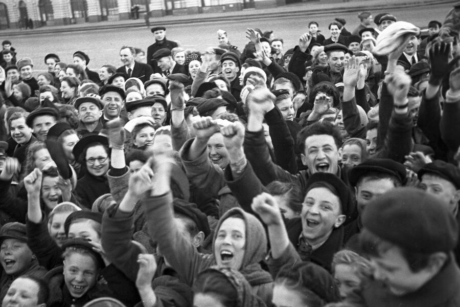 Москвичи на&nbsp;Красной площади в&nbsp;День Победы 9&nbsp;мая 1945&nbsp;года