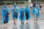 Горожане во время ливня в Москве, 15 июля 2025 года