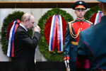 Президент РФ Владимир Путин на церемонии прощания с председателем Верховного суда РФ Ириной Подносовой в траурном зале ЦКБ Управления делами президента РФ в Москве, 24 июля 2025 года