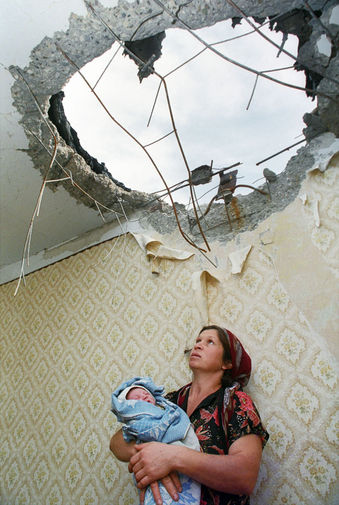 Жительница Грозного в&nbsp;своей квартире, в&nbsp;которую попала авиабомба