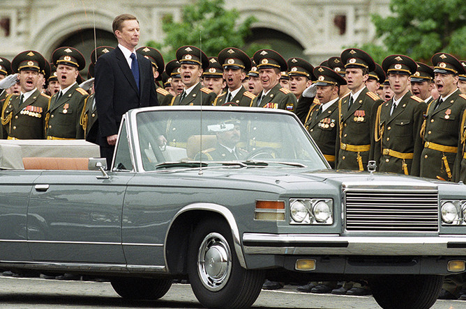 2001 год. Министр обороны Российской Федерации Сергей Иванов объезжает войска во время военного парада