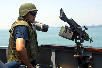 Американский моряк на борту эсминца USS Mason в Бахрейне