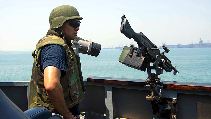 Американский моряк на борту эсминца USS Mason в Бахрейне