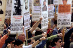 Демонстранты с фотографиями баскских заключенных сепаратистской организации ЭТА во время празднования Aberri Eguna, Дня Cтраны Басков, 23 апреля, Сан-Себастьян