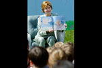 Первая леди США Лора Буш читает детям сказку во время празднования Пасхи, 2002 год