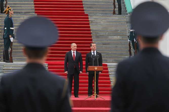 Президент РФ Владимир Путин (слева) принимает парад Президентского полка на Соборной площади Московского Кремля. Дмитрий Медведев на Соборной площади Кремля. Справа — Дмитрий Медведев.