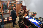 Владимир Путин и супруга Владимира Высоцкого Людмила Абрамова во время посещения президентом музея Высоцкого на Таганке, 24 января 2018 года