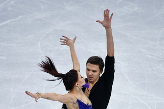 Екатерина Боброва и Дмитрий Соловьев в короткой программе танцев на льду командных соревнований по фигурному катанию на Олимпийских играх в Пхенчхане