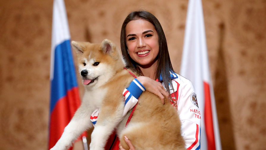 Алина Загитова с подаренной собакой