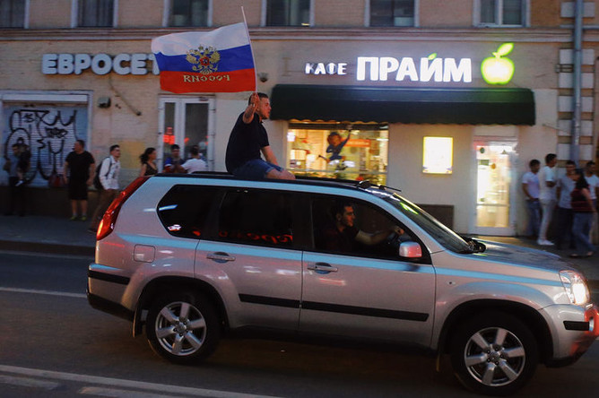Болельщики празднуют победу сборной России в центре Москвы, 1 июля 2018 года