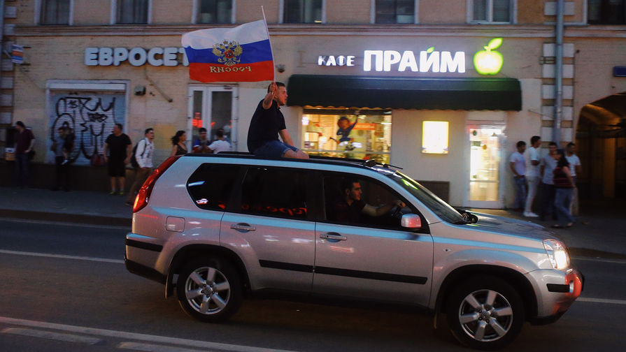 Болельщики празднуют победу сборной России в центре Москвы, 1 июля 2018 года