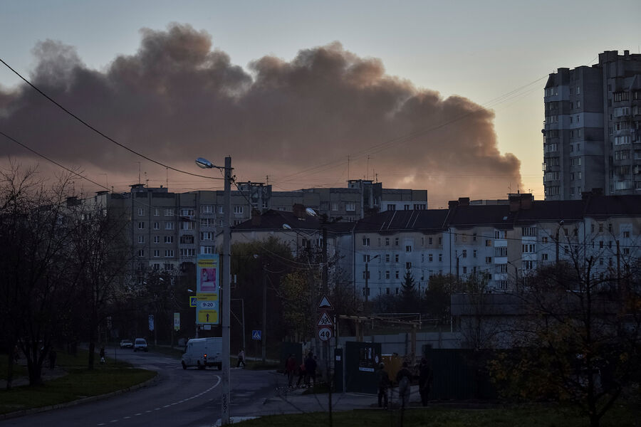Дым над Львовом после ракетных ударов, Украина, 15 ноября 2022 года