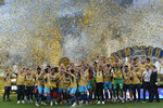 Игроки футбольного клуба «Зенит», победившие в чемпионате России по футболу сезона 2023/2024 среди клубов Премьер-лиги, на церемонии награждения в Санкт-Петербурге, 25 мая 2024 года