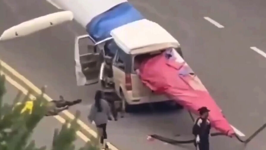 На видео попал китайский фургон, который насквозь проткнуло лопастью ветряной турбины