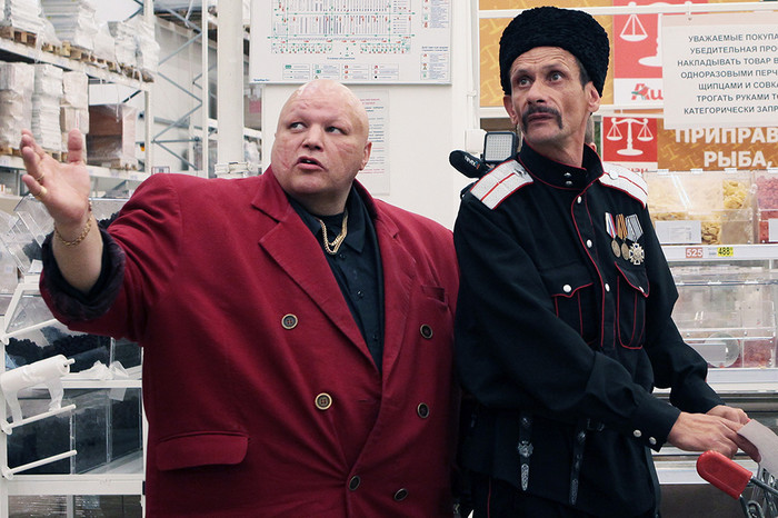 Актер и музыкант Станислав Барецкий (слева) во время рейда казаков по&nbsp;выявлению санкционных товаров в&nbsp;гипермаркете &laquo;Ашан&raquo;