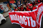 Участники митинга, посвященного 98-й годовщине Октябрьской революции, во Владивостоке
