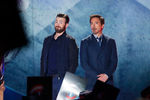 Роберт Дауни- младший и Крис Эванс, сыгравшие Железного человека и Капитана Америку, не теряли своих образов и на сцене

