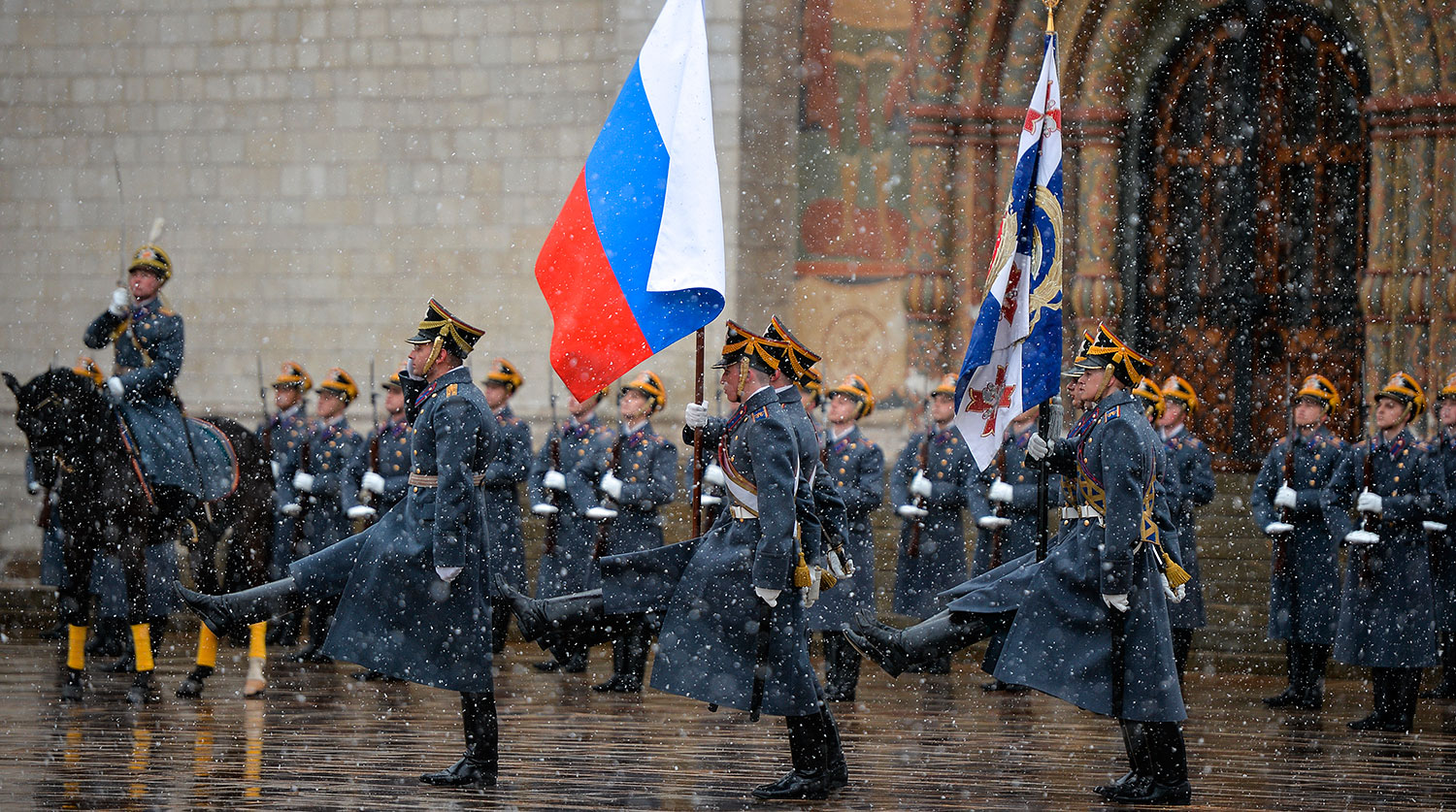 Военнослужащие Президентского полка во время церемонии развода пеших и конных караулов на Соборной площади Московского Кремля