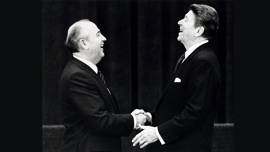 Президент США Рональд Рейган и генсек ЦК КПСС Михаил Горбачев во время первой встречи в швейцарской Женеве, ноябрь 1985 года