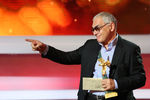 Режиссер Карен Шахназаров, получивший премию «Золотой орел» в номинации «За лучший фильм года» за свой фильм «Белый тигр», во время церемонии награждения на «Мосфильме», 2013 год