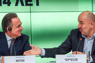Министр спорта РФ, президент Российского футбольного союза (РФС) Виталий Мутко и главный тренер сборной России Станислав Черчесов (слева направо) во время пресс-конференции, посвященной презентации программы подготовки юных футболистов в России, 2016 год
