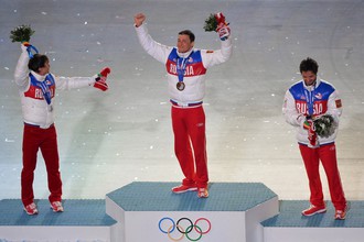 Александр Легков (в середине) на церемонии награждения с золотой медалью ОИ в Сочи
