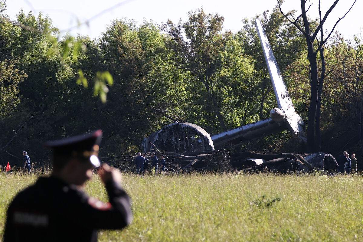 Сотрудник правоохранительных органов на месте падения военно-транспортного самолета Ил-76