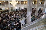 Верующие на празднике Курбан-байрам у Московской соборной мечети, 6 июня 2025 года