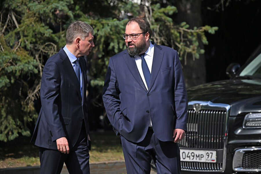 Министр экономического развития РФ Максим Решетников (слева) и министр цифрового развития, связи и массовых коммуникаций РФ Максут Шадаев перед&nbsp;началом церемонии прощания с&nbsp;бывшим министром транспорта Романом Старовойтом в&nbsp;ЦКБ, Москва, 10&nbsp;июля 2025&nbsp;года