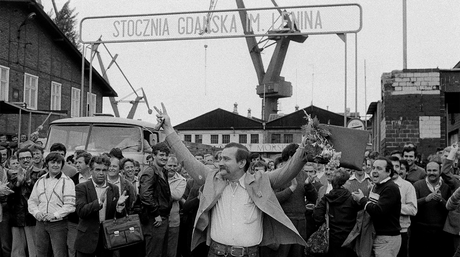 Бывший лидер «Солидарности» Лех Валенса на Гданьской судоверфи, июнь 1983 года