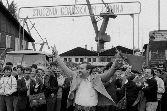 Бывший лидер «Солидарности» Лех Валенса на Гданьской судоверфи, июнь 1983 года