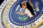 Президент США Дональд Трамп с супругой Меланьей исполняют первый танец на балу, посвященному инаугурации президента