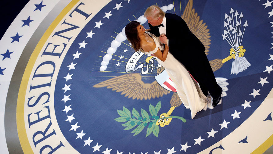 Президент США Дональд Трамп с&nbsp;супругой Меланьей исполняют первый танец на&nbsp;балу, посвященному инаугурации президента