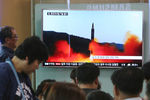 Показ запуска ракеты КНДР в новостном сюжете южнокорейского ТВ на железнодорожной станции в Сеуле, Южная Корея, 21 мая 2017 года