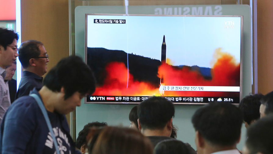 Показ запуска ракеты КНДР в&nbsp;новостном сюжете южнокорейского ТВ на&nbsp;железнодорожной станции в&nbsp;Сеуле, Южная Корея, 21 мая 2017 года