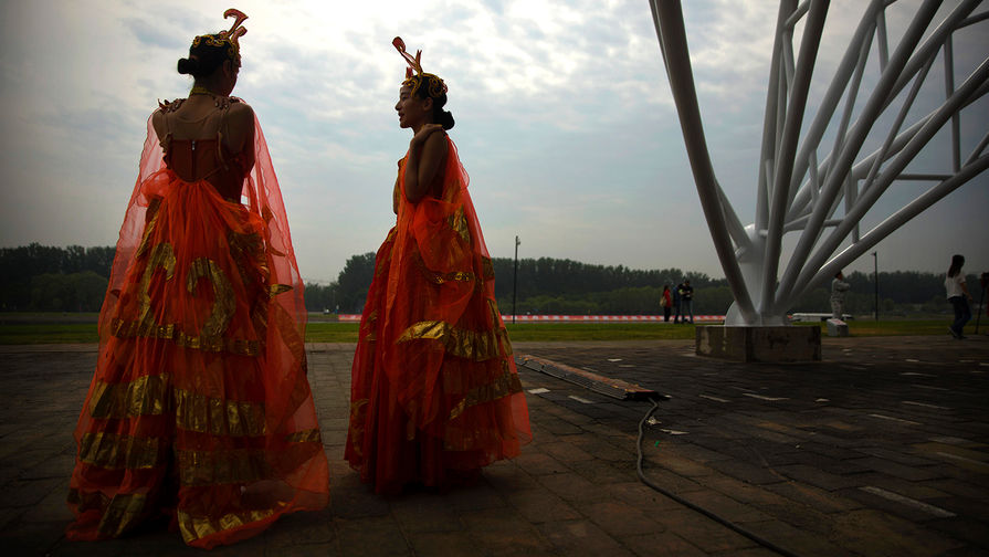 Участники представления в честь праздника драконьих лодок в Пекине, 30 мая 2017 года