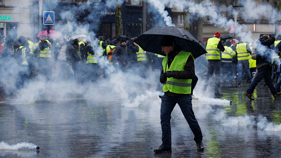 Участники акции протеста движения автомобилистов «желтые жилеты» в Париже, 15 декабря 2018 года